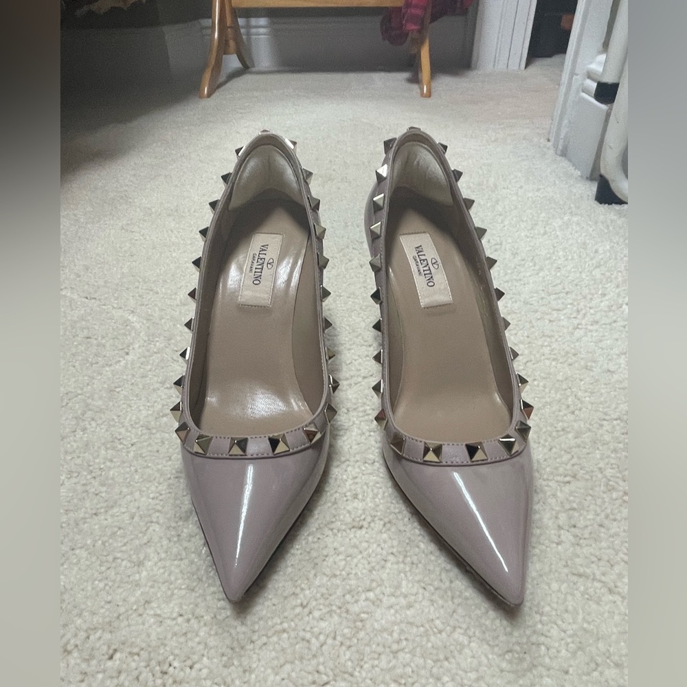 VALENTINO Rockstud Blush Nude Patent Pumps 34.5